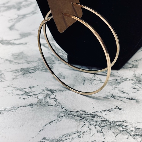 Elegant Gold Hoop Earrings - Picture 5 of 8